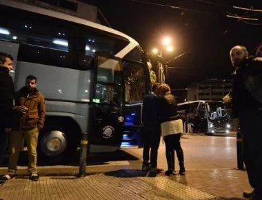 Αναρχικοί επιτέθηκαν σε λεωφορείο που πήγαινε στην Θεσσαλονίκη για το συλλαλητήριο υπέρ της Μακεδονίας!